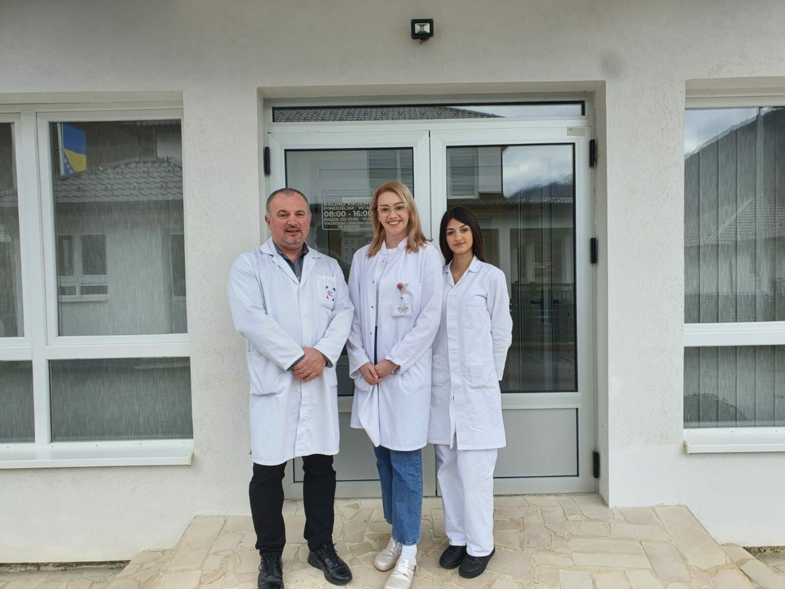 Dr. Enes Idrizović obavljao besplatne specijalističke preglede u ambulanti u Potočarima